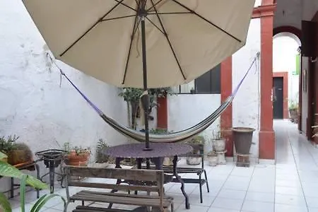 فندق غوادالاجارافي  Casa Guadalupe Gdl بيت شباب غوادالاجارا